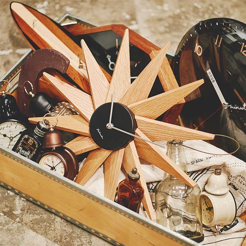 Zeller Life ◆ 厚實木交織花瓣靜音掛鐘