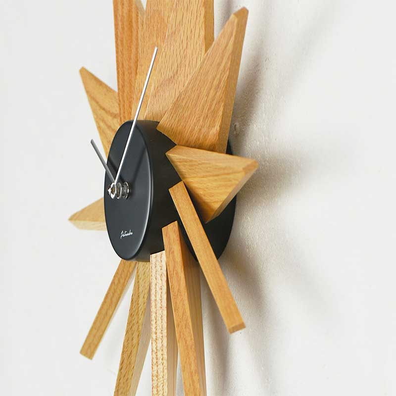 Zeller Life ◆ 厚實木交織花瓣靜音掛鐘