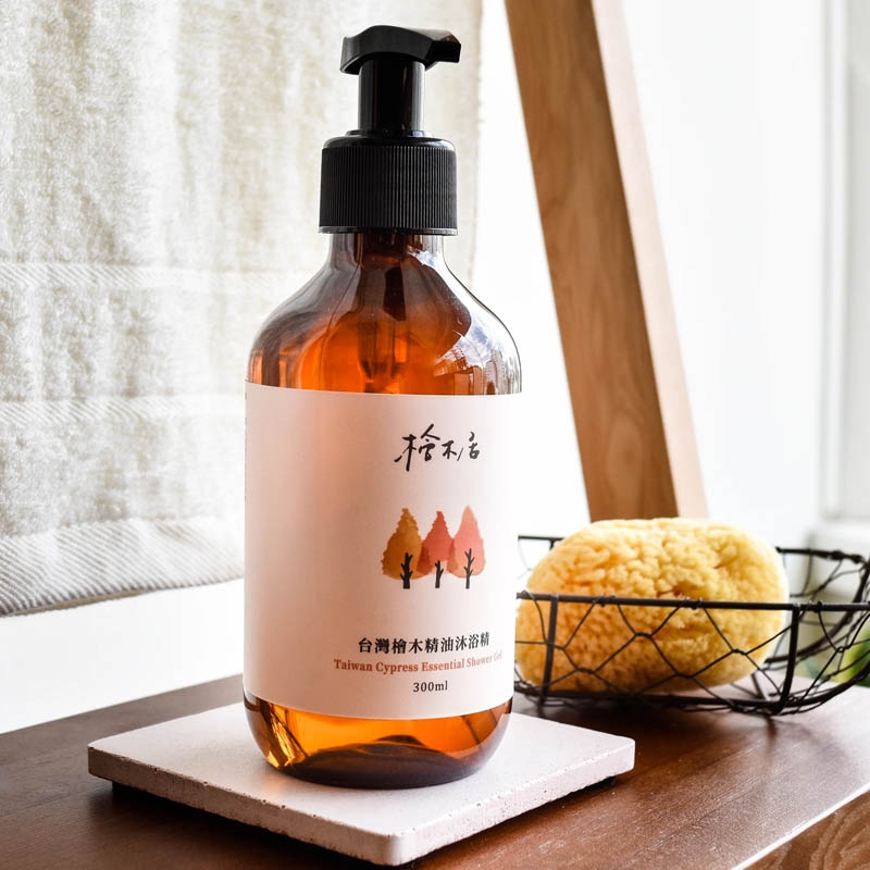 檜木居 ◆ 100% 台灣檜木複方精油沐浴精 300ml｜-  檜木/ 玫瑰/ 野薑花/ 茶香