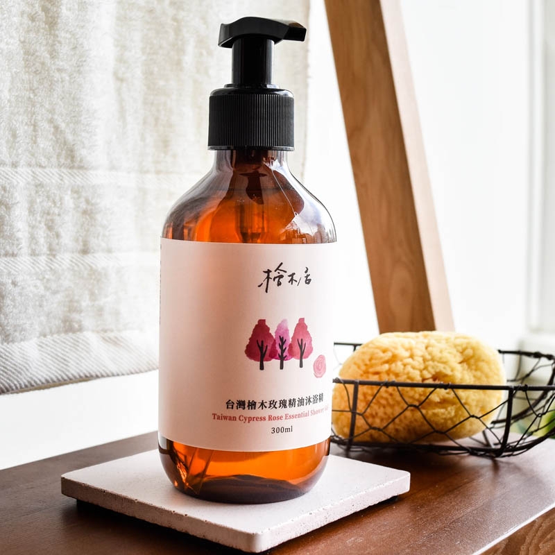 檜木居 ◆ 100% 台灣檜木複方精油沐浴精 300ml｜-  檜木/ 玫瑰/ 野薑花/ 茶香