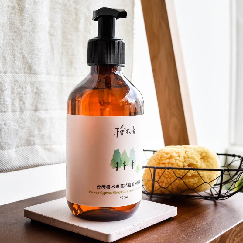 檜木居 ◆ 100% 台灣檜木複方精油沐浴精 300ml｜-  檜木/ 玫瑰/ 野薑花/ 茶香